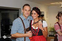Bild: Gewichtiger Gast zum Oktoberfest im Autohaus Peter