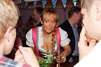 Bild: Gewichtiger Gast zum Oktoberfest im Autohaus Peter