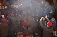 Bild: Feuerwehr, es qualmt! Der Rauch lie&szlig; Schlimmes erahnen, doch er r&uuml;hrte von etwas Leckerem her: von der Th&uuml;ringer Rostbratwurst auf dem Grill. Die Feuerwehr hatte jemand anderes gerufen: der Nikolaus.