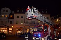 Bild: Vom Himmel hoch, da komm' ich her... Und zwar der Nikolaus, der erstmals in seiner Laufbahn in Hettstedt die Feuerwehr hatte bem&uuml;hen m&uuml;ssen.