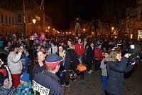 Bild: So weit das Auge an diesem dunklen Abend auf dem Markt reicht: Menschen &uuml;ber Menschen, die den Nikolaus erwarten.