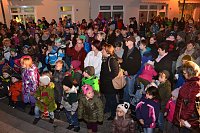Bild: Gespannt verfolgten die Kinder an der Rathaustreppe, welche Aufgaben der Nikolaus verteilte. Unter anderem musste ein Weihnachtsbaum geschm&uuml;ckt werden.