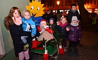 Bild: Die Sonnenscheinkinder waren wieder einmal die Pfiffigsten auf dem Markt. Sie zeigten dem Nikolaus, wie man ebenfalls bei Schneemangel sein Ziel erreichen kann: mit dem Handwagen. In dem hatte es sich &uuml;brigens schon der Weihnachtsmann gem&uuml;tlich gemacht, der auf dem Heimweg den Sack voller S&uuml;&szlig;igkeiten bewachte.