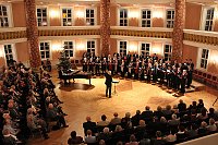 Bild: Stimmgewaltiges Weihnachtskonzert im Achteckhaus