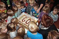 Bild: Zum 60. Spielger&auml;te und eine Torte