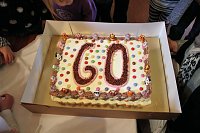 Bild: Zum 60. Spielger&auml;te und eine Torte