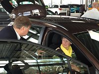 Bild: In einigen Autoh&auml;usern der Peter-Gruppe ging es heute um die Zukunft auf vier R&auml;dern