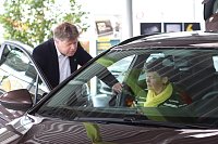 Bild: In einigen Autoh&auml;usern der Peter-Gruppe ging es heute um die Zukunft auf vier R&auml;dern