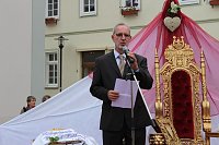 Bild: Fliederprinzessin in Amt eingef&uuml;hrt