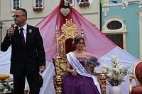 Bild: Fliederprinzessin in Amt eingef&uuml;hrt