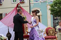 Bild: Fliederprinzessin in Amt eingef&uuml;hrt