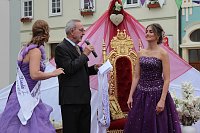 Bild: Fliederprinzessin in Amt eingef&uuml;hrt