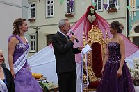 Bild: Fliederprinzessin in Amt eingef&uuml;hrt