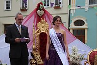 Bild: Fliederprinzessin in Amt eingef&uuml;hrt