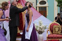 Bild: Fliederprinzessin in Amt eingef&uuml;hrt