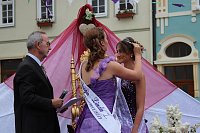 Bild: Fliederprinzessin in Amt eingef&uuml;hrt