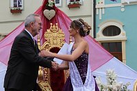 Bild: Fliederprinzessin in Amt eingef&uuml;hrt