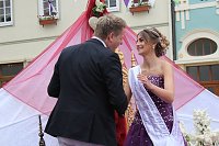 Bild: Fliederprinzessin in Amt eingef&uuml;hrt