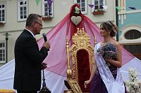 Bild: Fliederprinzessin in Amt eingef&uuml;hrt
