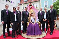 Bild: Fliederprinzessin in Amt eingef&uuml;hrt