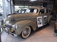 20 Jahre mobile.de: Dieser Chrysler New Yorker (Baujahr 1939) bringt nicht nur die Herzen von Liebhabern in Wallung. Die Vorbesitzerin tut das mit ebenso großer Leichtigkeit. Die berühmte Burlesque Tänzerin Dita von Teese erwarb den Wagen 1996 und fuhr ihn bis 2010. Ein bisschen Dita gibt es für 100.000 Euro. Bild: 20 Jahre mobile.de: Dieser Chrysler New Yorker (Baujahr 1939) bringt nicht nur die Herzen von Liebhabern in Wallung. Die Vorbesitzerin tut das mit ebenso großer Leichtigkeit. Die berühmte Burlesque Tänzerin Dita von Teese erwarb den Wagen 1996 und fuhr ihn bis 2010. Ein bisschen Dita gibt es für 100.000 Euro.