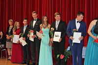 Zeugnisse übergeben Bild: Zeugnisse übergeben
