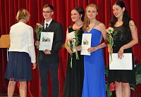 Zeugnisse übergeben Bild: Zeugnisse übergeben