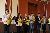 Feierlich Zeugnisse erhalten Bild: Feierlich Zeugnisse erhalten