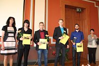 Feierlich Zeugnisse erhalten Bild: Feierlich Zeugnisse erhalten