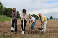 Spatenstich für den Sportplatz Bild: Spatenstich für den Sportplatz