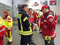 Rettungsfahrzeuge übergeben Bild: Rettungsfahrzeuge übergeben