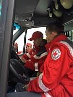 Rettungsfahrzeuge übergeben Bild: Rettungsfahrzeuge übergeben