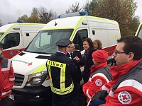 Rettungsfahrzeuge übergeben Bild: Rettungsfahrzeuge übergeben