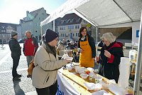 Auch Landrätin Antje Hochwind schenkte kräftig aus, ob an Politiker konnte kn nicht erfahren... Bild: Auch Landrätin Antje Hochwind schenkte kräftig aus, ob an Politiker konnte kn nicht erfahren...