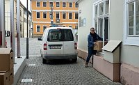 Bild: Betriebsamkeit vor und im Rathaus