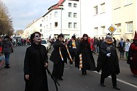 Bild: N&auml;rrinnen und Narren zogen durch die Stadt (1)  Beim gr&ouml;&szlig;ten Rosenmontagsumzug im Norden Th&uuml;ringens der heute am Vormittag auf der bekannten Route durch Sondershausen zog, war wie in den letzten Jahren  ein gro&szlig;er Publikumsmagnet...   Die Sondersh&auml;user Narren und Jecken haben auch 2017 den Rosenmontag wieder fr&ouml;hlich und beschwingt mit ihrem Umzug durch die Stadt zu einem H&ouml;hepunkt gemacht und auf