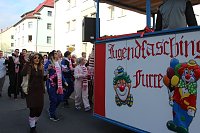 Bild: N&auml;rrinnen und Narren zogen durch die Stadt (1)  Beim gr&ouml;&szlig;ten Rosenmontagsumzug im Norden Th&uuml;ringens der heute am Vormittag auf der bekannten Route durch Sondershausen zog, war wie in den letzten Jahren  ein gro&szlig;er Publikumsmagnet...   Die Sondersh&auml;user Narren und Jecken haben auch 2017 den Rosenmontag wieder fr&ouml;hlich und beschwingt mit ihrem Umzug durch die Stadt zu einem H&ouml;hepunkt gemacht und auf