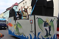 Bild: N&auml;rrinnen und Narren zogen durch die Stadt (1)  Beim gr&ouml;&szlig;ten Rosenmontagsumzug im Norden Th&uuml;ringens der heute am Vormittag auf der bekannten Route durch Sondershausen zog, war wie in den letzten Jahren  ein gro&szlig;er Publikumsmagnet...   Die Sondersh&auml;user Narren und Jecken haben auch 2017 den Rosenmontag wieder fr&ouml;hlich und beschwingt mit ihrem Umzug durch die Stadt zu einem H&ouml;hepunkt gemacht und auf