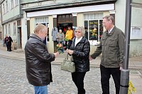 Die Linke verteilt Rosen Bild: Die Linke verteilt Rosen