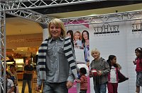 Bild: Modeschau in der Galerie