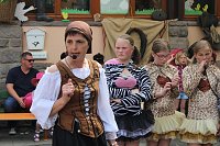 Bild: "Gro&szlig;e Schweinerei" vor der Kindervilla