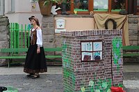 Bild: "Gro&szlig;e Schweinerei" vor der Kindervilla