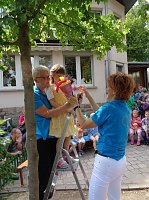 Bild: "Tr&auml;nen in der Kindervilla"