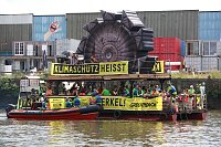 Wasserdemo auf der Elbe Bild: Wasserdemo auf der Elbe