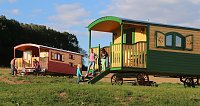 Zirkuswagen auf dem Ur Laub`s Hof Bild: Zirkuswagen auf dem Ur Laub`s Hof
