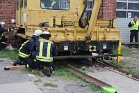 Am Gelände des Eisenbahnvereines in der Erfurter Straße / Am Petersenschacht fand am späten Nachmittag eine Rettungsgroßübung statt (<b>Update</b>)... Die diesjährigen Großübung fand in der Nähe des Hauptbahnhofs in Sondershausen statt. Alle drei Jahr steht so eine Großübung auf dem Plan. Waren es beim beim letzten Mal 30 Verletzte in einem Eisenbahnwaggon, waren dieses dieses Mal "nur" acht verl Bild: Am Gelände des Eisenbahnvereines in der Erfurter Straße / Am Petersenschacht fand am späten Nachmittag eine Rettungsgroßübung statt (<b>Update</b>)... Die diesjährigen Großübung fand in der Nähe des Hauptbahnhofs in Sondershausen statt. Alle drei Jahr steht so eine Großübung auf dem Plan. Waren es beim beim letzten Mal 30 Verletzte in einem Eisenbahnwaggon, waren dieses dieses Mal "nur" acht verl