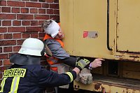 Am Gelände des Eisenbahnvereines in der Erfurter Straße / Am Petersenschacht fand am späten Nachmittag eine Rettungsgroßübung statt (<b>Update</b>)... Die diesjährigen Großübung fand in der Nähe des Hauptbahnhofs in Sondershausen statt. Alle drei Jahr steht so eine Großübung auf dem Plan. Waren es beim beim letzten Mal 30 Verletzte in einem Eisenbahnwaggon, waren dieses dieses Mal "nur" acht verl Bild: Am Gelände des Eisenbahnvereines in der Erfurter Straße / Am Petersenschacht fand am späten Nachmittag eine Rettungsgroßübung statt (<b>Update</b>)... Die diesjährigen Großübung fand in der Nähe des Hauptbahnhofs in Sondershausen statt. Alle drei Jahr steht so eine Großübung auf dem Plan. Waren es beim beim letzten Mal 30 Verletzte in einem Eisenbahnwaggon, waren dieses dieses Mal "nur" acht verl