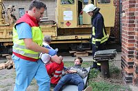Am Gelände des Eisenbahnvereines in der Erfurter Straße / Am Petersenschacht fand am späten Nachmittag eine Rettungsgroßübung statt (<b>Update</b>)... Die diesjährigen Großübung fand in der Nähe des Hauptbahnhofs in Sondershausen statt. Alle drei Jahr steht so eine Großübung auf dem Plan. Waren es beim beim letzten Mal 30 Verletzte in einem Eisenbahnwaggon, waren dieses dieses Mal "nur" acht verl Bild: Am Gelände des Eisenbahnvereines in der Erfurter Straße / Am Petersenschacht fand am späten Nachmittag eine Rettungsgroßübung statt (<b>Update</b>)... Die diesjährigen Großübung fand in der Nähe des Hauptbahnhofs in Sondershausen statt. Alle drei Jahr steht so eine Großübung auf dem Plan. Waren es beim beim letzten Mal 30 Verletzte in einem Eisenbahnwaggon, waren dieses dieses Mal "nur" acht verl