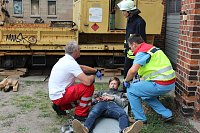 Am Gelände des Eisenbahnvereines in der Erfurter Straße / Am Petersenschacht fand am späten Nachmittag eine Rettungsgroßübung statt (<b>Update</b>)... Die diesjährigen Großübung fand in der Nähe des Hauptbahnhofs in Sondershausen statt. Alle drei Jahr steht so eine Großübung auf dem Plan. Waren es beim beim letzten Mal 30 Verletzte in einem Eisenbahnwaggon, waren dieses dieses Mal "nur" acht verl Bild: Am Gelände des Eisenbahnvereines in der Erfurter Straße / Am Petersenschacht fand am späten Nachmittag eine Rettungsgroßübung statt (<b>Update</b>)... Die diesjährigen Großübung fand in der Nähe des Hauptbahnhofs in Sondershausen statt. Alle drei Jahr steht so eine Großübung auf dem Plan. Waren es beim beim letzten Mal 30 Verletzte in einem Eisenbahnwaggon, waren dieses dieses Mal "nur" acht verl