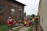 Am Gelände des Eisenbahnvereines in der Erfurter Straße / Am Petersenschacht fand am späten Nachmittag eine Rettungsgroßübung statt (<b>Update</b>)... Die diesjährigen Großübung fand in der Nähe des Hauptbahnhofs in Sondershausen statt. Alle drei Jahr steht so eine Großübung auf dem Plan. Waren es beim beim letzten Mal 30 Verletzte in einem Eisenbahnwaggon, waren dieses dieses Mal "nur" acht verl Bild: Am Gelände des Eisenbahnvereines in der Erfurter Straße / Am Petersenschacht fand am späten Nachmittag eine Rettungsgroßübung statt (<b>Update</b>)... Die diesjährigen Großübung fand in der Nähe des Hauptbahnhofs in Sondershausen statt. Alle drei Jahr steht so eine Großübung auf dem Plan. Waren es beim beim letzten Mal 30 Verletzte in einem Eisenbahnwaggon, waren dieses dieses Mal "nur" acht verl